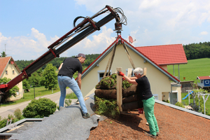  Anlieferung der Vegetationsmatten per Kran. Die Matten werden zügig abgeladen und direkt verlegt 