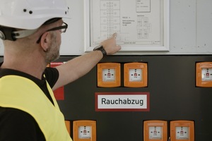  Die Bedienung des neuen, elektrischen RWA-Systems ist deutlich komfortabler: Die Betreiber können bei Nutzungsänderung der Messehalle in wenigen Schritten eine neue Programmierung der Anlage vornehmen 