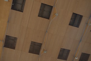  Die Dunkelklappen blenden Tageslicht aus, ermöglichen aber dennoch eine natürliche Belüftung der Messehallen 