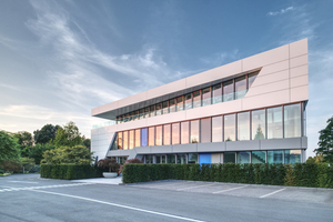  Das neue Firmengebäude des Unternehmens Heroal in Verl. Die planebene Fassade weist ein sehr präzises Fugenbild auf 