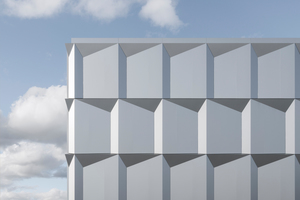  In der Vorfertigung gekantete Kassetten ergeben sogenannte 3D-Fassaden, welche eine starke optische Wirkung erzielen. Hier am Beispiel des Bildungszentrums in Uster (Schweiz)Foto: Beat Bühler  