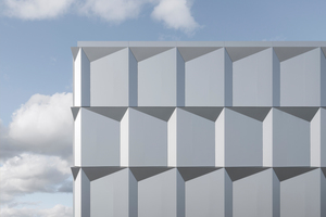  In der Vorfertigung gekantete Kassetten ergeben sogenannte 3D-Fassaden, welche eine starke optische Wirkung erzielen. Hier am Beispiel des Bildungszentrums in Uster (Schweiz) 