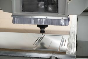  Bearbeitung von Verbundwerkstoffplatten an einer CNC-Station mit hoher PräzisionFotos: Alucobond 