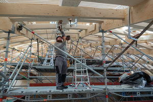  Das Gitterschalentragwerk des Daches wird aus fünf Lagen Furnierschichtholzträgern zusammengesetzt 