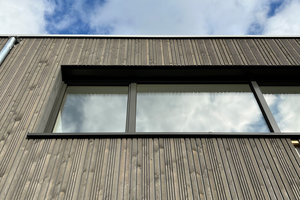  Holzfassade eines fertiggestellten Wohnhauses im Neubaugebiet „Auf dem Rode“ in Lippstadt 