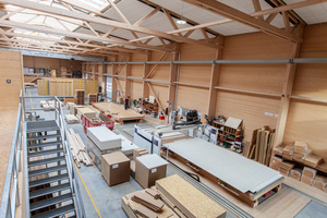  Blick in die Vorfertigung bei der Materio GmbH: Für die Fertigungslinie wurde eine neue Halle errichtet 