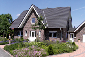  Wohnhaus mit Eindeckung aus „Tiefa XL Top“-Dachziegeln von Laumans 