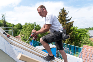  Die Dämmplatten werden zusammen mit der Konterlattung in den Sparren verschraubt 