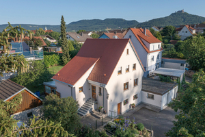  Das Satteldach des Einfamilienhauses in Hechingen mit eingebundener Schleppgaube wurde mit Biberschwanzziegeln eingedeckt 