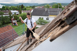  Nach dem Rückbau der alten Traglatten werden die Sparren sorgfältig abgefegt. Für die Verlegung der Dampfbremse müssen sie weitgehend schmutzfrei sein 