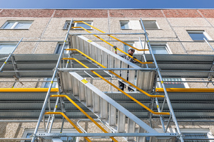  Die Treppe in 67 cm Breite vereint eine hohe Wirtschaftlichkeit mit großer Sicherheit im System. Denn wie beim Easystiel folgt auch die Treppenmontage dem vorlaufend systemintegrierten Prinzip ohne Zusatzbauteile. 