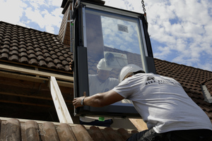  Das neue Dachfenster wird in die vorbereitete Dachöffnung eingesetzt  