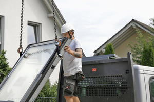  Eines der Dachfenster hängt am Haken und ist bereit für den Transport aufs Dach 