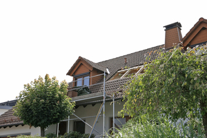  Vorbereitungen für den Dachfensteraustausch: Das Dach ist geöffnet, die alten Fenster sind bereits ausgebautFotos: Roto  