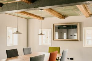  Besprechungsraum im ersten Obergeschoss. Die Decke wurde mit restaurierten Holzpaneelen aus dem Bestand verkleidet 