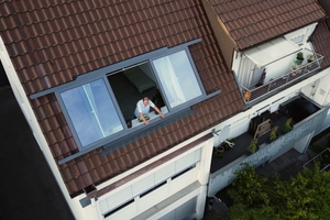  Seit dem Einbau des neuen Dachschiebefensters genießen die Bewohner der Dachgeschosswohnung den Ausblick 