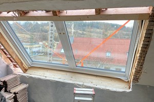  Die Dachfensteröffnung wurde erstellt, indem die tragende Konstruktion ausgewechselt wurde. Das Fenster wurde auf den Wechseln passend positioniert und befestigt  