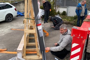  Oliver Dundiew (vorn) und sein Team bei der Vorbereitung des Dachfenstereinbaus&nbsp; 
 