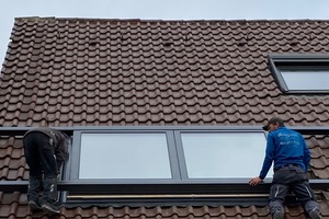  Sorgfältiges Anbringen der Unterspannbahnen und Klebestreifen zwischen dem Aufbaurahmen und den Dachanschlüssen gewährleistet auf Dauer hohe Dichtheit gegenüber Regen und Wind 