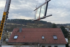  Per Autokran wurde das zweiflügelige, rund 300 kg schwere Fenster auf die Dachöffnung gehievt. Inzwischen ist das Routine für die „Dachfenster-Retter“ 