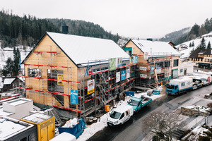  Das Traube-Tonbach-Stammhaus wurde durch einen Brand weitgehend zerstört. Daher entschied man sich für den Abriss des Bestands und die Errichtung eines Neubaus 