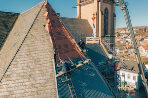  Vor kurzem hat der Betrieb das Dach einer Kirche in Saarbrücken-Dudweiler mit Schiefer eingedeckt. Die Dachsanierung wurde im Februar 2023 abgeschlossen 