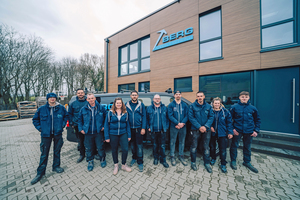  Das Team von Berg Dach + Schiefer vor dem Firmensitz in Erden. Geleitet wird der Betrieb von Dachdeckermeister Markus Berg (5. von links) und seiner Frau Anne Berg (links neben ihm) 