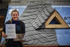  Dachdeckergesellin Nina Weber von Berg Dach + Schiefer hat 2022 beim Bundesentscheid des Leistungswettbewerbs des Deutschen Dachdeckerhandwerks den zweiten Platz belegt 