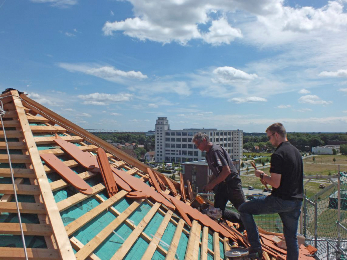 Die Dachdecker verlegten ?Opal Standard?-Biberschwanzziegel auf der Traglattung des Daches 