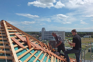  Die Dachdecker verlegten ?Opal Standard?-Biberschwanzziegel auf der Traglattung des Daches  