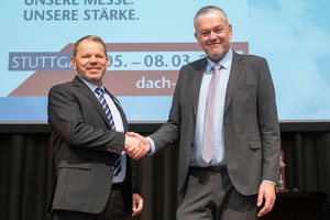  Wiedergewählt für drei Jahre: Michael Zimmermann (links), Vizepräsident des Zentralverbands des Deutschen Dachdeckerhandwerks und Dirk Bollwerk, Präsident des ZVDH 