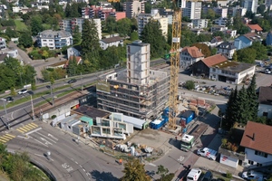  Baustellenlogistik: Die Holzelemente kamen aus Österreich „just in time“ auf die Baustelle und wurden dann sogleich gesetzt. Der Bau ist Teil des überplanten Gebiets rund um den Bahnhof von Rudolfstetten 
