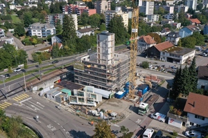  Baustellenlogistik: Die Holzelemente kamen aus Österreich „just in time“ auf die Baustelle und wurden dann sogleich gesetzt. Der Bau ist Teil des überplanten Gebiets rund um den Bahnhof von Rudolfstetten 