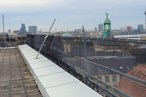  Für die Absturzsicherung auf dem Flachdach setzte man das Sifatec-Seitenschutzsystem ein, das mit einem engmaschigen Schutznetz ergänzt wurdeFotos: Sifatec 