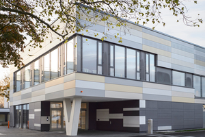  Der Neubau der Internationalen Friedensschule in Köln wurde als KfW-Effizienzhaus 55 geplant, mit gedämmter Fassade, dreifach verglasten Fenstern und Lüfungsanlage 