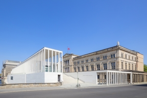  Die James-Simon-Galerie (links) bildet seit 2019 das neue Besucherzentrum und Eingangsgebäude zur Museumsinsel in Berlins historischer MitteFoto: Staatliche Museen zu Berlin / David von Becker 