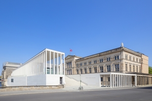  Die James-Simon-Galerie (links) bildet seit 2019 das neue Besucherzentrum und Eingangsgebäude zur Museumsinsel in Berlins historischer Mitte 