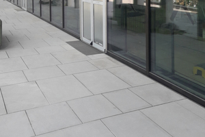  Über der „Foamglas T3+“-Dämmung wurde die Terrasse mit einem Plattenbelag versehen 