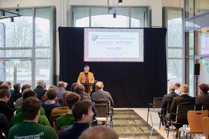  Rund 120 Gäste nahmen am 1. Wood Innovation Day von Swiss Krono im Januar 2023 in der Design Station in Wittstock teil. Der Potsdamer Unternehmer und Mitveranstalter Ulf Leonhard begrüßte die Gäste 