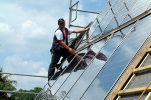  Dachdecker installiert Phototoltaikmodul auf Steildach 