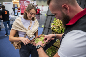  In jeder Messehalle der DACH+HOLZ 2024 wird es ein Schwerpunktthema geben, das über die gesamte Messelaufzeit bespielt wird, zum Beispiel "Nachhaltigkeit und Zukunft" in Halle 4 