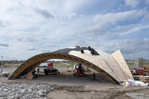 Montage der Außenverkleidung an der wieder aufgebauten Tragkonstruktion des Pavillons auf dem BUGA-Gelände in Mannheim  