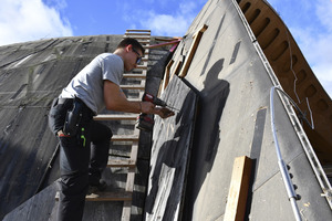  Lösen der Verschraubung der Außenverkleidung des Pavillons 