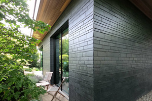  Die Deckung der Fassade mit unterschiedlich hohen und breiten Rechtecksteinen aus Schiefer 