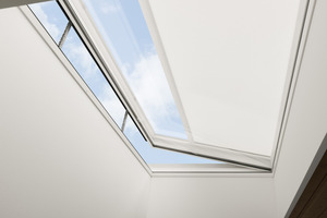  Die öffenbaren Velux-Flachdachfenster sind in den neuen, größeren Varianten mit zwei Antrieben zum Öffnen und Schließen des Fensters ausgestattet 
