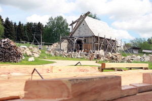  Bauhuette Baernau Geschichtspark mittelalterlicher Holzkran 