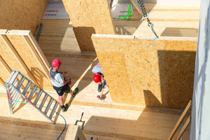  Montage der Holzrahmenwände auf der Baustelle 