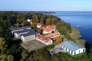  Das Internat und Gymnasium Louisenlund in Güby (Schleswig-Holstein) investiert rund 30 Millionen Euro in die „Zukunft des Lernens“. Unter anderem wurde ein neues Lern- und Forschungszentrum gebaut 