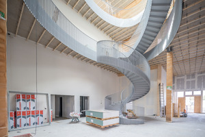  Eine große Stahltreppe verläuft vom Atrium des Betriebsgebäudes bis in die oberen Geschosse 