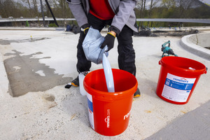  Das Betondach der neuen Unterwasserwelt wurde mit einer Flüssigabdichtung von Remmers abgedichtet. Die flüssige Komponente der Abdichtung „MB PUReactive“ wird aus einem Beutel in den Eimer geschüttet und aufgerührt 